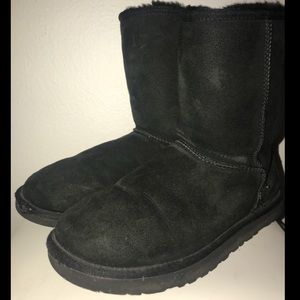 Black short uggs